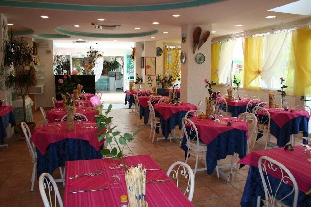 קאטוליקה Hotel Marconi מראה חיצוני תמונה
